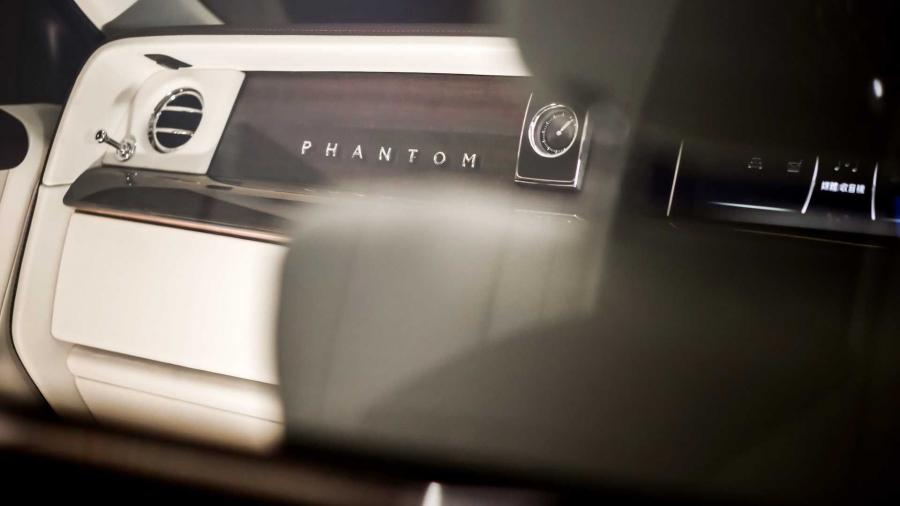 Детали интерьера Rolls-Royce Phantom Privacy Suite 2019 года  (фото 11 из 11)